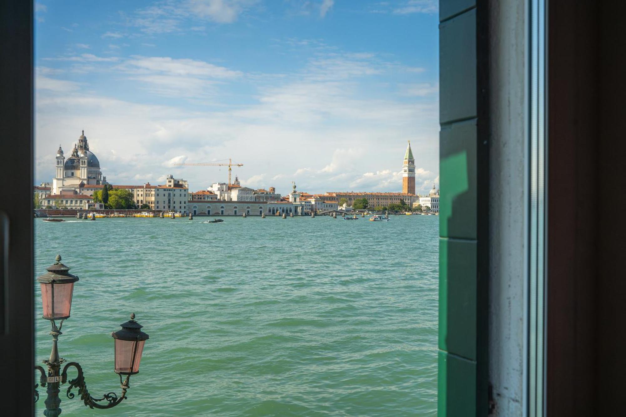 3 Windows On St Mark - Waterfront Apartment Венеция Экстерьер фото