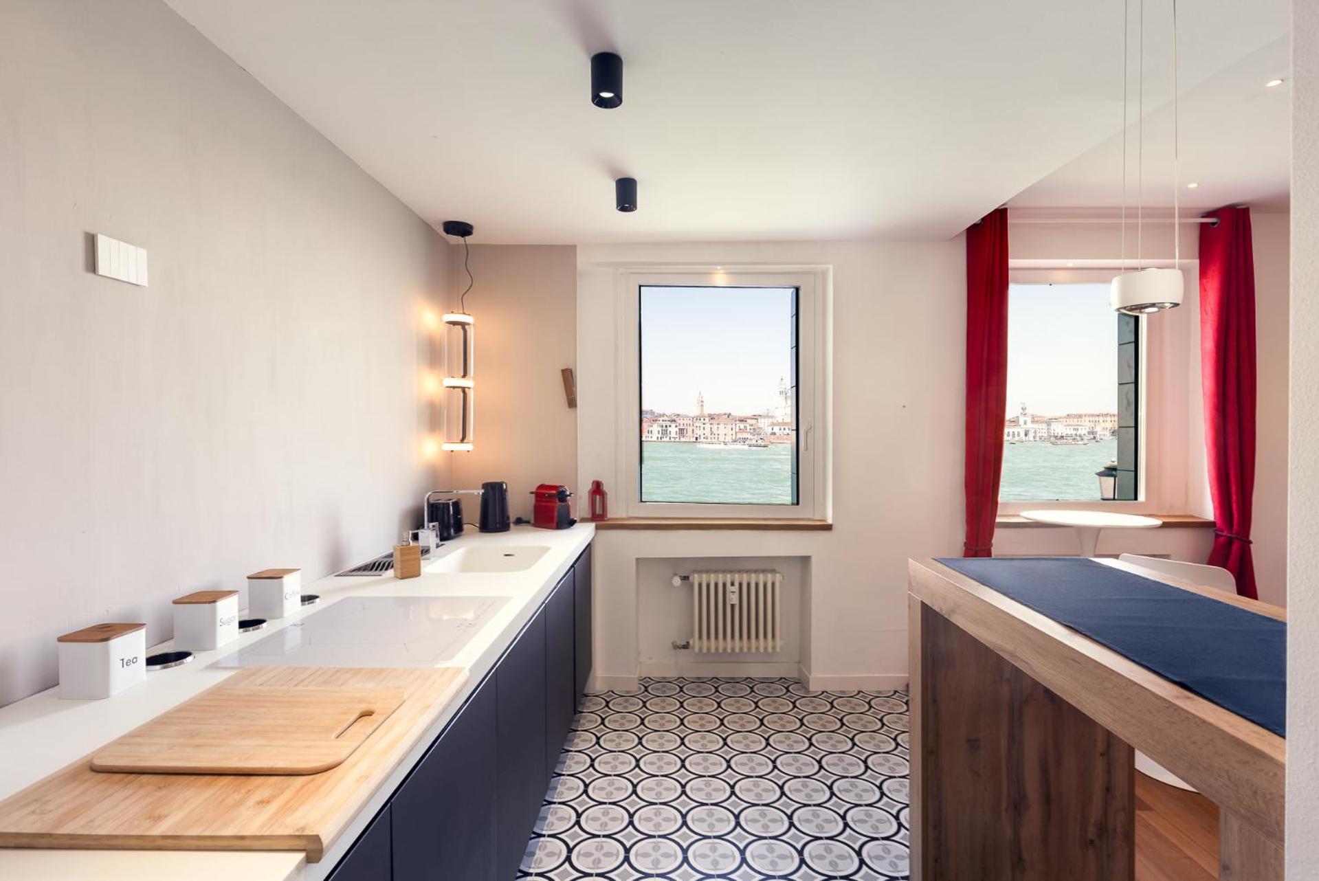 3 Windows On St Mark - Waterfront Apartment Венеция Экстерьер фото
