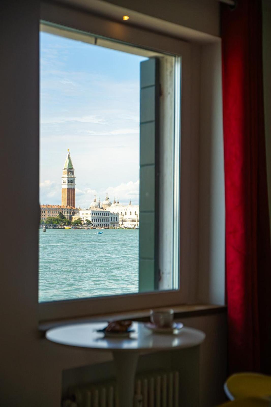 3 Windows On St Mark - Waterfront Apartment Венеция Экстерьер фото